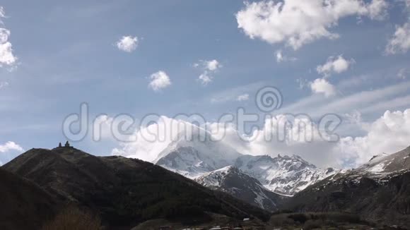 古寺的圣三一盖尔盖蒂的背景白云飘和卡兹别克山格鲁吉亚高加索视频的预览图