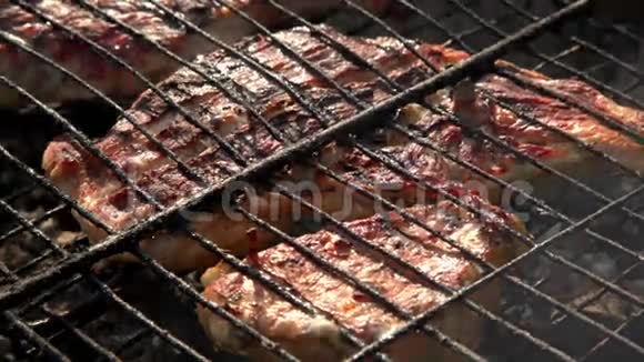 烤架上的火鸡胸肉牛排视频的预览图