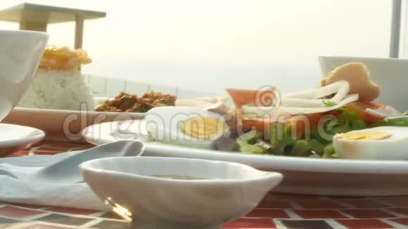 泰式菜肴4k池边的桌子泳池边的泰国传统午餐视频的预览图
