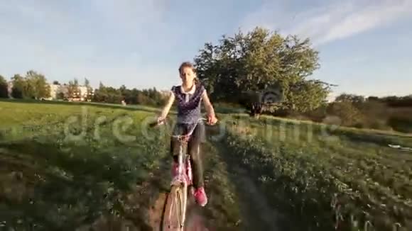 女孩在乡下骑自行车视频的预览图