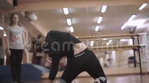 在健身房训练的女孩当代视频视频的预览图