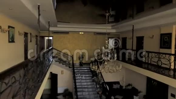 美丽的酒店内部有一个大吊灯视频的预览图