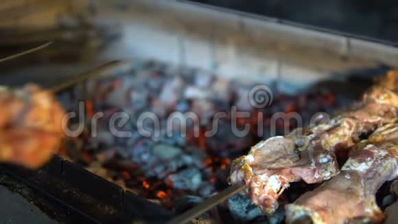 在煤串上做肉的特写视频的预览图