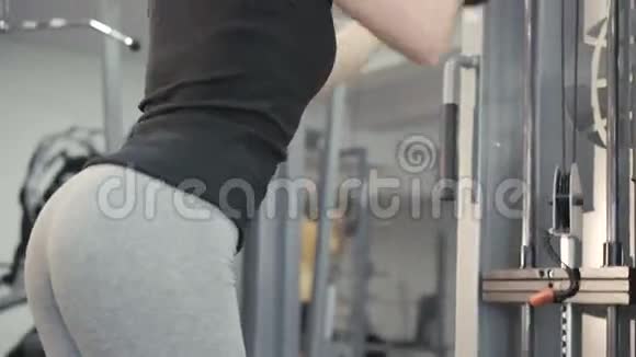 强壮的女孩锻炼与健身房模拟器肌肉4K视频的预览图