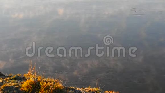 清晨的薄雾笼罩着河水清晨的雾河晨湖上的景观雾从雾蒙蒙的码头俯瞰全景视频的预览图