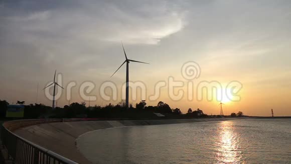 风力涡轮机通过水库创造绿色能源视频的预览图