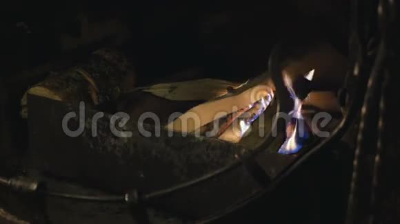 燃烧的壁炉中火焰的运动温暖舒适的火壁炉里燃烧的火舒适的背景视频的预览图