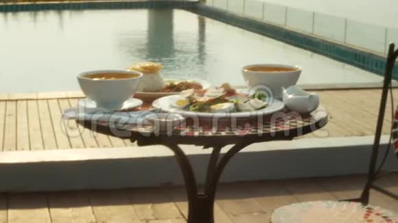 泰式菜肴4k池边的桌子泳池边的泰国传统午餐视频的预览图