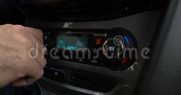 手动调整车内空调按钮的特写使用汽车空调的人视频的预览图