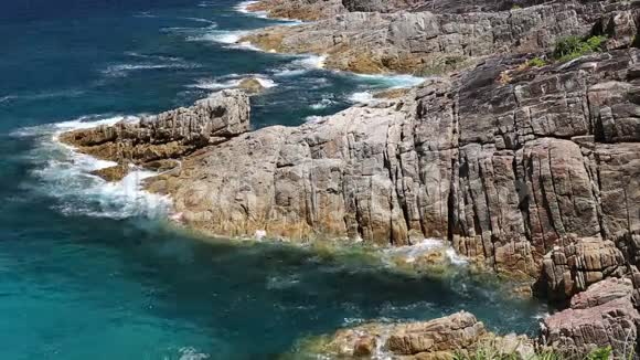 水溅石绿松石滩的观点安达曼海视频的预览图