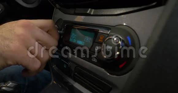 手动调整车内空调按钮的特写使用汽车空调的人视频的预览图