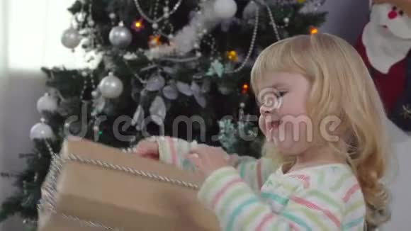 圣诞节早晨小女孩微笑着视频的预览图