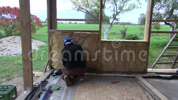 农场用凿岩墙建筑绝缘工人视频的预览图