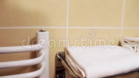 洗澡的女孩拿毛巾视频的预览图