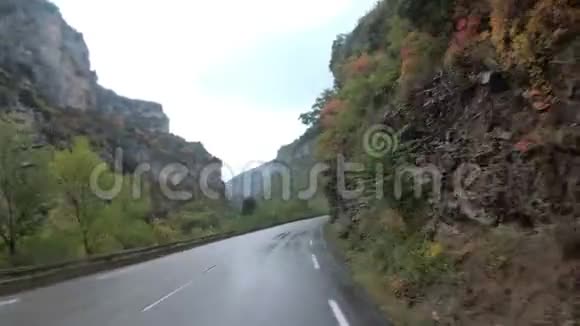 在法国的风景山岩路上骑摩托车雨天第一人观点视频的预览图