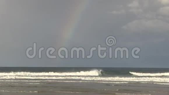 彩虹在灰色的天空棕榈滩黄金海岸澳大利亚视频的预览图