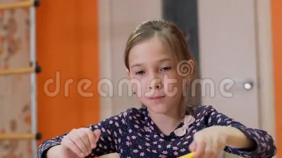 坐在桌旁的女孩画了一支毛尖的笔视频的预览图