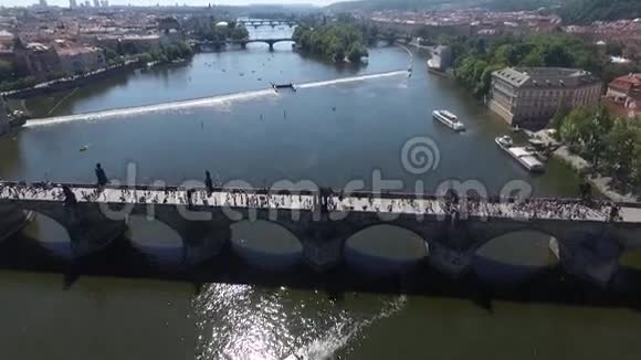 布拉格城市大桥上的河流鸟瞰图视频的预览图