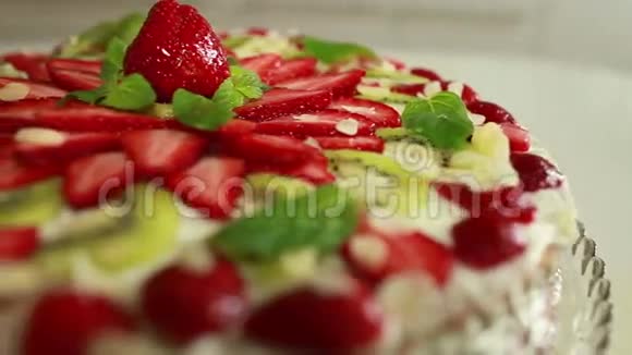 带草莓的蛋糕视频的预览图