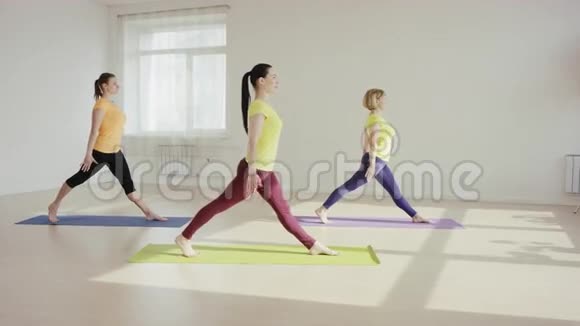 年轻女子在瑜伽训练中视频的预览图