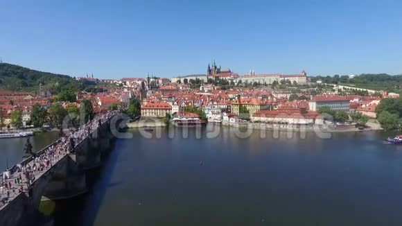 布拉格城市大桥上的河流鸟瞰图视频的预览图