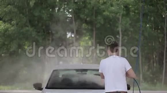 穿白色t恤白色车洗的人视频的预览图