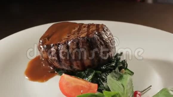 用蔬菜卷装饰的盘子上的烤肉视频的预览图