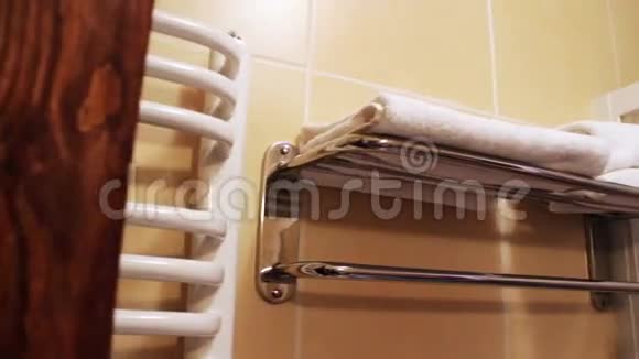 洗澡的女孩拿毛巾视频的预览图