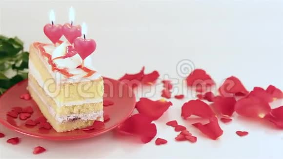 情人节用蜡烛和玫瑰装饰的蛋糕视频的预览图