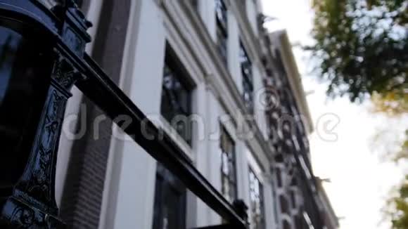 阿姆斯特丹大厦清晨阴天秋天细节窗户门视频的预览图