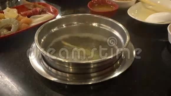 美味的泰国菜汤烹饪与手菜海鲜和肉类在餐厅视频的预览图