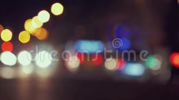 夜间城市交通离焦射击4K视频的预览图