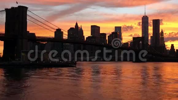 日落时分曼哈顿的剪影视频的预览图
