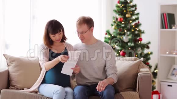 圣诞快乐的一对夫妇带着超声波图像视频的预览图