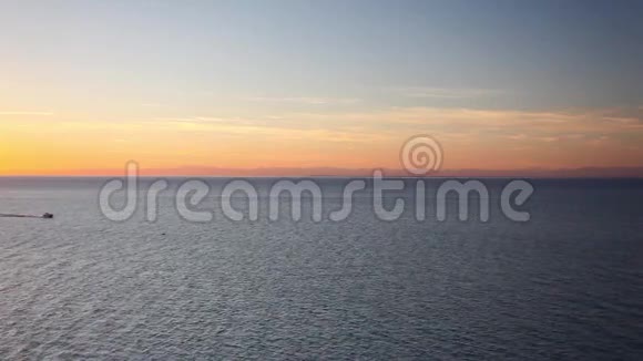 美丽的日落在斯洛文尼亚海岸与浮船视频的预览图
