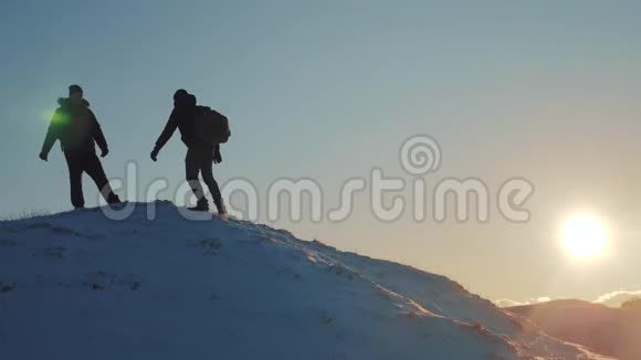 团队合作商务旅行理念两个徒步旅行者游客滑倒登山者爬到山顶克服困难视频的预览图