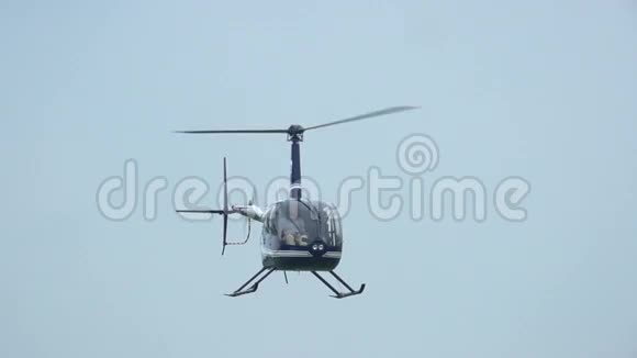 鲁宾逊R44直升机缓慢飞行视频的预览图