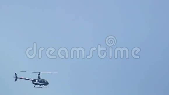 鲁宾逊R44直升机缓慢飞行视频的预览图