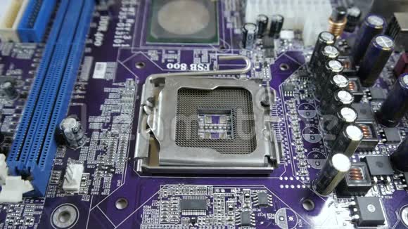 技术人员插入CPU微处理器到主板插座视频的预览图
