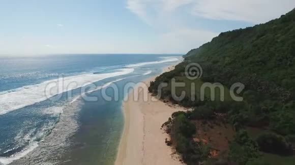 空滩的空中镜头视频的预览图