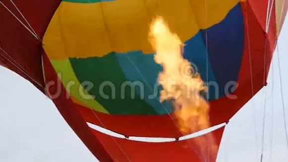 飞行过程中热空气燃烧到气球上视频的预览图