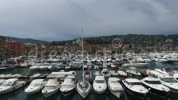 圣玛格丽塔岛意大利2015年8月8日靠近圣玛格丽塔港的船只图空中景观视频的预览图