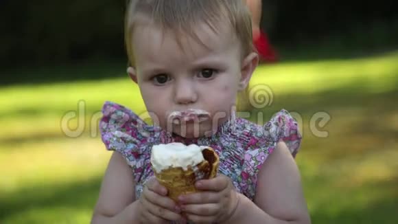 小女孩是冰淇淋视频的预览图