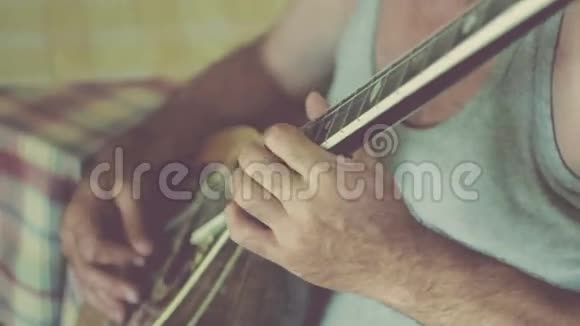 吉他手弹吉他和布祖基视频的预览图