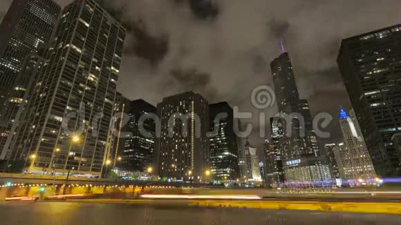 芝加哥夜间摩天大楼与城市交叉视频的预览图