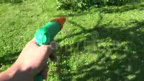 手拿水管喷雾器工具走过花园和浇花菜植物4K视频的预览图