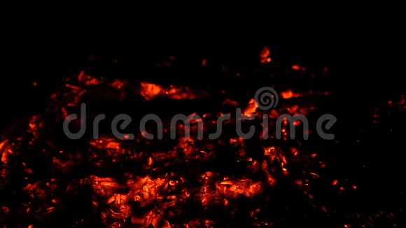 关闭燃烧的火木煤视频的预览图