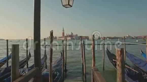 威尼斯意大利2016年6月19日用圣乔治钟楼在多吉宫堤上停放贡多拉斯视频的预览图