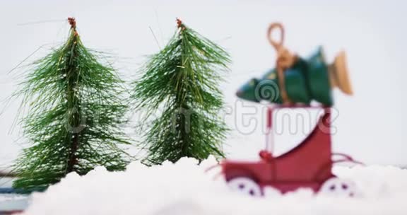 假雪上载着圣诞树的玩具车视频的预览图