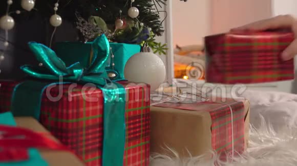 把礼物放在圣诞树下视频的预览图